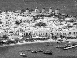 Plots and houses of the Emfietzoglou family in Mykonos go under the hammer