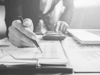 How many loans did servicers restructure in 2025?